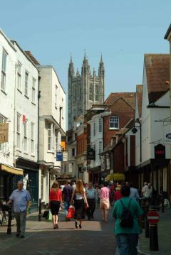Fra St Margaret's Street som leder inn til High Street og smugene rundt Buttermarket i nærheten av katedralen. Foto: © Visit Canterbury Canterbury, Cathedral, West gate, Christ Church Gate, Minster, Thomas Beckett, England, River Stour, The Weavers, romertid, middelalder, early british gothic, Storbritannia