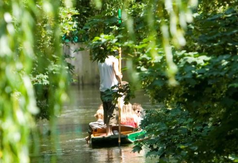 Punting er strengt tatt obligatorisk for besøkende til Canterbury - fra elven får du et unikt inntrykk av byen. Foto: © Visit Canterbury / Tim Stubbings Canterbury, Cathedral, West gate, Christ Church Gate, Minster, Thomas Beckett, England, River Stour, The Weavers, romertid, middelalder, early british gothic, Storbritannia