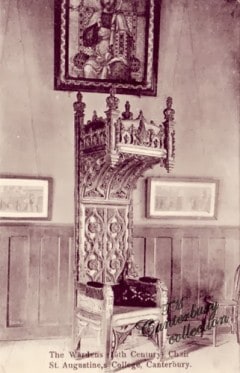 I denne praktfulle gotiske stolen satt St Augustine's forstander. Og bare han. Kilde: http://salviatimosaics.blogspot.no Canterbury, Cathedral, West gate, Christ Church Gate, Minster, Thomas Beckett, England, River Stour, The Old Weavers House, romertid, middelalder, early british gothic, Storbritannia