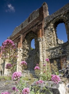 St Augustine's Abbey består i dag stort sett av ruiner, men deler av klosteret ble ombygd til et palass under reformasjonen i 1538. Foto: © Visit Canterbury / Tim Stubbings Canterbury, Cathedral, West gate, Christ Church Gate, Minster, Thomas Beckett, England, River Stour, The Weavers, romertid, middelalder, early british gothic, Storbritannia
