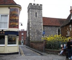 St. Peter's Church ligger litt trukket tilbake fra hovedgaten St Peter's Street. Foto: Penny Mayes / Wikipedia CC-BY-SA-2.0. Canterbury, St Peter's Church, Cathedral, West gate, Christ Church Gate, Minster, Thomas Beckett, England, River Stour, The Old Weavers House, romertid, middelalder, early british gothic, Storbritannia