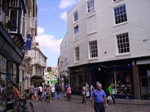 Fra den trivelige gågaten Sun Street ved Buttermarket. Foto: Immanuel Giel / Wikipedia Public Domain Canterbury, Cathedral, West gate, Christ Church Gate, Minster, Thomas Beckett, England, River Stour, The Old Weavers House, romertid, middelalder, early british gothic, Storbritannia