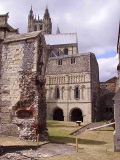 Deler av den normanniske katedralen i romansk stil står fremdeles, slik den gjorde på Thomas Beckets tid. Foto: Immanuel Giel / Wikipedia Public Domain Canterbury, Cathedral, West gate, Christ Church Gate, Minster, Thomas Beckett, England, River Stour, The Weavers, romertid, middelalder, early british gothic, Storbritannia