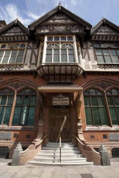 The Beaney House er kombinert besøkssenter, museum, kunstgalleri og opplevelsessenter. Foto: © Visit Canterbury / Tim Stubbings Canterbury, Cathedral, West gate, Christ Church Gate, Minster, Thomas Beckett, England, River Stour, The Old Weavers House, romertid, middelalder, early british gothic, Storbritannia