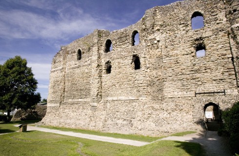 Ruinene av The Norman Castle fra cirka år 1090 - bygd av normannerkongen William Erobrerens sønn, kong Henry den I. Foto: © Visit Canterbury / Tim Stubbings Canterbury, Cathedral, West gate, Christ Church Gate, Minster, Thomas Beckett, England, River Stour, The Old Weavers House, romertid, middelalder, early british gothic, Storbritannia