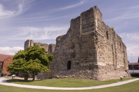 Ruinene av The Normanner Castle, som ble bygd i siste del av 1000-tallet. Foto: © Visit Canterbury / Tim Stubbings Canterbury, Cathedral, West gate, Christ Church Gate, Minster, Thomas Beckett, England, River Stour, The Weavers, romertid, middelalder, early british gothic, Storbritannia