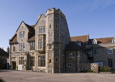 Mye tyder på at King's School fra år 597 er Englands eldste skole. Foto: Oosoom / Wikipedia CC-BY-SA-3.0 Canterbury, Cathedral, West gate, Christ Church Gate, Minster, Thomas Beckett, England, River Stour, The Weavers, romertid, middelalder, early british gothic, Storbritannia