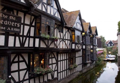 Protestantiske hugenotter som flyktet fra Nederlendenes religionsforfølgelser fikk lov til å slå seg ned her i Canterbury av dronning Elizabeth den I., detter av Henrik den 8. Foto: Tony Hisgett / Wikipedia CC-BY-SA-2.0 Canterbury, Cathedral, West gate, Christ Church Gate, Minster, Thomas Beckett, England, River Stour, The Weavers, romertid, middelalder, early british gothic, Storbritannia