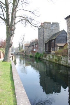Et tårn fra middelalderen står trygt ved River Stour. Foto: davis mills / Wikipedia CC-BY-SA-2.0 Canterbury, Cathedral, West gate, Christ Church Gate, Minster, Thomas Beckett, England, River Stour, The Old Weavers House, romertid, middelalder, early british gothic, Storbritannia