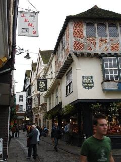 Sun Street med det kjente hotellet Sun Hotel, opprinnelig fra 1400-tallet. Charles Dickens har bodd her. Foto: / Wikipedia CC-BY-SA-2.0 Canterbury, Sun Hotel, Sun Street, Cathedral, West gate, Christ Church Gate, Minster, Thomas Beckett, England, River Stour, The Old Weavers House, romertid, middelalder, early british gothic, Storbritannia