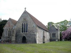 St Mildred's Church er opprinnelig fra angelsaksisk tid - det vil si 700-tallet. Den ligger helt sør i byen, ved bymuren. Foto: pam fray / Wikipedia CC-BY-SA-2.0 Canterbury, Cathedral, West gate, Christ Church Gate, Minster, Thomas Beckett, England, River Stour, The Old Weavers House, romertid, middelalder, early british gothic, Storbritannia