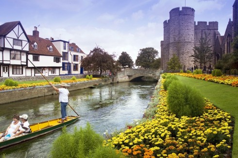 Westgate ved elven Stour er den eneste byporten som er bevart av de syv opprinnelige. Foto: © Visit Canterbury / Tim Stubbings Canterbury, Cathedral, West gate, Christ Church Gate, Minster, Thomas Beckett, England, River Stour, The Weavers, romertid, middelalder, early british gothic, Storbritannia
