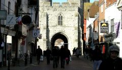 Westgate fra innsiden sett fra St Peter's Street, slik det ser ut i dag. Foto: Linda Spashett / Wikipedia CC-BY-SA-3.0 Canterbury, Cathedral, West gate, Christ Church Gate, Minster, Thomas Beckett, England, River Stour, The Old Weavers House, romertid, middelalder, early british gothic, Storbritannia