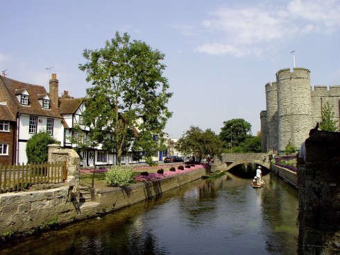 Det er riktig idyllisk ved Westgate Gardens, der vår byvandring starter. Foto: Michael Pead / Wikipedia CC-BY-SA-2.0 Canterbury, Cathedral, West gate, Christ Church Gate, Minster, Thomas Beckett, England, River Stour, The Old Weavers House, romertid, middelalder, early british gothic, Storbritannia
