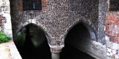 Legg merke til de elegante fundamentene i elven. Foto: © J. Demetrescu / www.saintsandstones.net Canterbury, Cathedral, West gate, Christ Church Gate, Minster, Thomas Beckett, England, River Stour, The Old Weavers House, romertid, middelalder, early british gothic, Storbritannia