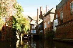 Stour Street går paralellelt med elven på den andre siden av bygningene til høyre - deler av Eastbridge Hospital rett frem. Foto: © Visit Canterbury Canterbury, Cathedral, West gate, Christ Church Gate, Minster, Thomas Beckett, England, River Stour, The Old Weavers House, romertid, middelalder, early british gothic, Storbritannia