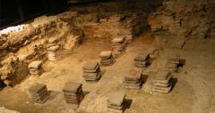 Restene etter et romersk bad omfatter et såkalt hypocaust - herfra ble anlegget varmet opp. Foto: © Canterbury Museums and Galleries Canterbury, Roman Museum, Cathedral, West gate, Christ Church Gate, Minster, Thomas Beckett, England, River Stour, The Weavers, romertid, middelalder, early british gothic, Storbritannia