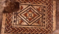Da man ryddet opp etter en rekke tyske bombetokt under Den andre Verdenskrigen, fant man blant annet romerske mosaikker 2 meter under dagens bakkenivå. Foto © Canterbury Museums and Galleries Canterbury, Cathedral, West gate, Christ Church Gate, Minster, Thomas Beckett, England, River Stour, The Weavers, romertid, middelalder, early british gothic, Storbritannia