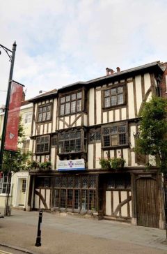 Det såkalte Conquest House kan fremdeles sees i Palace Street. Foto: Whn64 / Wikipedia CC-BY-SA-3.0 Canterbury, Cathedral, West gate, Christ Church Gate, Minster, Thomas Beckett, England, River Stour, The Weavers, romertid, middelalder, early british gothic, Storbritannia