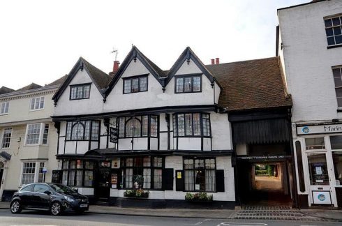 House of Agnes, opprinnelig fra 1200-tallet, men pusset opp rundt år 1500c, ligger rett utenfor Westgate. Foto: Whn64 / Wikipedia CC-BY-SA-3.0 Canterbury, Cathedral, West gate, Christ Church Gate, Minster, Thomas Beckett, England, River Stour, The Old Weavers House, romertid, middelalder, early british gothic, Storbritannia