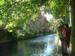 Det er mange vakre og stille partier langs River Stour. Her ved Blackfriars. Foto: ABrocke / Wikipedia CC-BY-SA-3.0 Canterbury, Cathedral, West gate, Christ Church Gate, Minster, Thomas Beckett, England, River Stour, The Old Weavers House, romertid, middelalder, early british gothic, Storbritannia