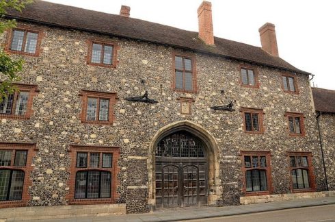 Palace Street 41-45 er det eneste som er igjen av erkebiskopens palass. Foto: / Wikipedia CC-BY-SA-3.0 Canterbury, Cathedral, West gate, Christ Church Gate, Minster, Thomas Beckett, England, River Stour, The Old Weavers House, romertid, middelalder, early british gothic, Storbritannia