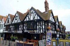 The Old Weavers House ligger sentralt i gamlebyen ved The King's Bridge. Herfra kan du kjøpe billetter til båturer. Foto: Whn64 / Wikipedia CC-BY-SA-3.0 Canterbury, Cathedral, West gate, Christ Church Gate, Minster, Thomas Beckett, England, River Stour, The Old Weavers House, romertid, middelalder, early british gothic, Storbritannia