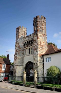 Denne porten står til høyre for Fyndon's gate. Se bildet til vesntre. Foto: Whn64 / Wikipedia CC-BY-SA-3.0 Canterbury, Cathedral, West gate, Christ Church Gate, Minster, Thomas Beckett, England, River Stour, The Old Weavers House, romertid, middelalder, early british gothic, Storbritannia