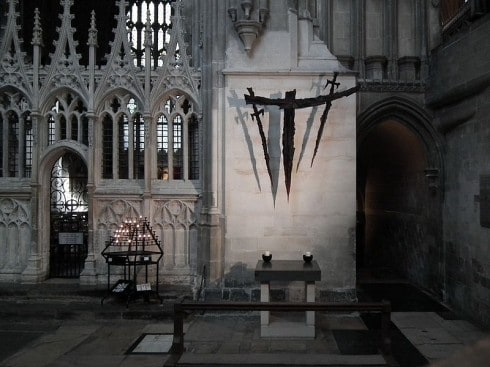 Stedet der Becket ble myrdet i katedralen er markert med drapsvåpnene. Foto: Mattana / Wikipedia CC-BY-SA-3.0 Canterbury, Cathedral, West gate, Christ Church Gate, Minster, Thomas Beckett, England, River Stour, The Weavers, romertid, middelalder, early british gothic, Storbritannia