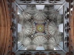 Ribbehvelvene under midttårnet, The Bell Harry Tower, er i typisk engelsk perpendikulær vifteform. Foto: Mattana / Wikipedia CC-BY-SA-3.0 Canterbury, Cathedral, West gate, Christ Church Gate, Minster, Thomas Beckett, England, River Stour, The Old Weavers House, romertid, middelalder, early british gothic, Storbritannia