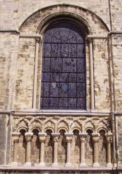 Den normanniske katedralen hadde romansk rundbuer og var dekorert med blindarkader, på samme måte som normanniske kirker på Sicilia. Foto: Immanuel Giel / Wikipedia Public Domain Canterbury, Cathedral, West gate, Christ Church Gate, Minster, Thomas Beckett, England, River Stour, The Weavers, romertid, middelalder, early british gothic, Storbritannia