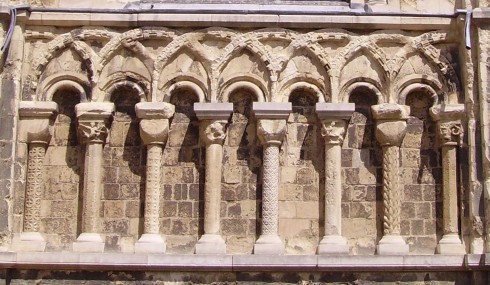 En blindarkade fra den normanniske delen av katedralen. Foto: Immanuel Giel / Wikipedia Public Domain Canterbury, Cathedral, West gate, Christ Church Gate, Minster, Thomas Beckett, England, River Stour, The Old Weavers House, romertid, middelalder, early british gothic, Storbritannia