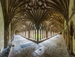 Klosteret ble også ombygd til gotisk stil, som denne vakre rundgangen med nydelig sengotiske ribbehvelv i vifteform - typeisk engelsk. Foto: DAVID ILIFF / Wikipedia CC-BY-SA-3.0 Canterbury, Cathedral, West gate, Christ Church Gate, Minster, Thomas Beckett, England, River Stour, The Old Weavers House, romertid, middelalder, early british gothic, Storbritannia