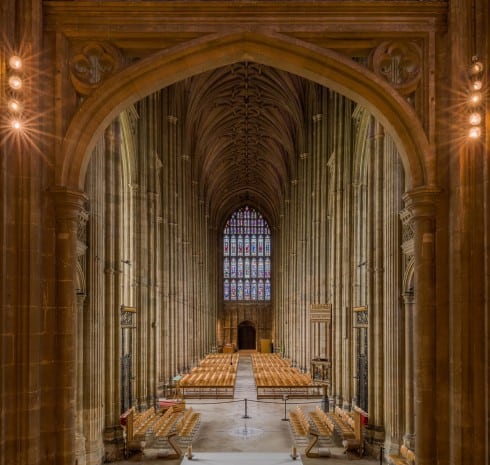 Mester Henry Yevele krediteres for det meste av katedralens flotte gotiske skip. Foto: DAVID ILIFF / Wikipedia CC-BY-SA-3.0 Canterbury, Cathedral, West gate, Christ Church Gate, Minster, Thomas Beckett, England, River Stour, The Old Weavers House, romertid, middelalder, early british gothic, Storbritannia