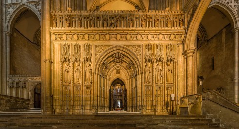 Skjermveggen mellom skipet og koret er et mesterverk i seg selv. Foto: DAVID ILIFF / Wikipedia CC-BY-SA-3.0 Canterbury, Cathedral, West gate, Christ Church Gate, Minster, Thomas Beckett, England, River Stour, The Old Weavers House, romertid, middelalder, early british gothic, Storbritannia