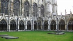 Heldigvis ble ikke den flotte klostergangen ødelagt under reformasjonen i år 1538. Foto: Adam Bishop / Wikipedia CC-BY-SA-3.0 Canterbury, Cathedral, West gate, Christ Church Gate, Minster, Thomas Beckett, England, River Stour, The Old Weavers House, romertid, middelalder, early british gothic, Storbritannia