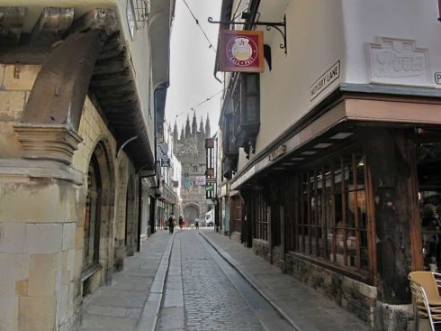 Mercery Lane oser av middelalder - smuget leder til Buttermarked med Christ Church Gate rett frem. Foto: Palickap / Wikipedia CC-BY-SA-3.0 Canterbury, Cathedral, West gate, Christ Church Gate, Minster, Thomas Beckett, England, River Stour, The Old Weavers House, romertid, middelalder, early british gothic, Storbritannia