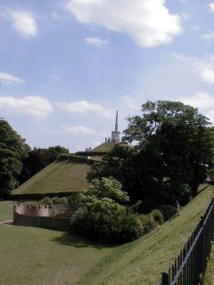Dane John's Mound har eksistert i minst 1200 år. Foto: Heather from Atlanta, US / Wikipedia CC-BY-SA-2.0 Canterbury, Cathedral, West gate, Christ Church Gate, Minster, Thomas Beckett, England, River Stour, The Old Weavers House, romertid, middelalder, early british gothic, Storbritannia