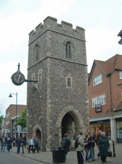 Kun tårnet står igjen etter middelalderkirken St George's Church - resten ble ødelagt under tyske bombetokt. Foto: Abrocke / Wikipedia CC-BY-SA-3.0 Canterbury, Cathedral, West gate, Christ Church Gate, Minster, Thomas Beckett, England, River Stour, The Old Weavers House, romertid, middelalder, early british gothic, Storbritannia