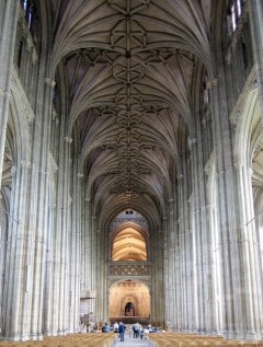 Gotikkens spissbuer tillot William av Sens å bygge dristigere og høyere. Foto: Velvet / Wikipedia CC-BY-SA-3.0 Canterbury, Cathedral, West gate, Christ Church Gate, Minster, Thomas Beckett, England, River Stour, The Old Weavers House, romertid, middelalder, early british gothic, Storbritannia