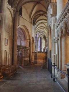 Fra det sydlige tverrskipet er fremdeles noe av den normanniske konstruksjonen bevart i interiøret - til venstre. Foto:Peter Huyghe (NL) / Wikipedia CC-BY-SA-3.0 Canterbury, Cathedral, West gate, Christ Church Gate, Minster, Thomas Beckett, England, River Stour, The Old Weavers House, romertid, middelalder, early british gothic, Storbritannia