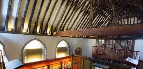 Takbjelkene i Heritage Museum eller Poor Priest's Hospital er like gamle som huset. Foto: © Canterbury Museums and Galleries Canterbury, Cathedral, West gate, Christ Church Gate, Minster, Thomas Beckett, England, River Stour, The Old Weavers House, romertid, middelalder, early british gothic, Storbritannia