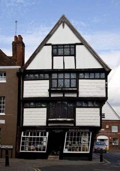 Øverst i Palace Street ligger det underlige huset King's Gallery, tidligere Christ Church Shop. Foto: Tony Hisgett / Wikipedia CC-BY-SA-2.0 Canterbury, Cathedral, West gate, Christ Church Gate, Minster, Thomas Beckett, England, River Stour, The Old Weavers House, romertid, middelalder, early british gothic, Storbritannia