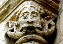 Steinhuggere med god fantasi jobbet med den normanniske katedralen. Bevart figur fra det sydvestlige tverrskipet. Foto: Andrew Savage. © Canterbury Archaeological Trust Ltd Canterbury, Cathedral, West gate, Christ Church Gate, Minster, Thomas Beckett, England, River Stour, The Old Weavers House, romertid, middelalder, early british gothic, Storbritannia