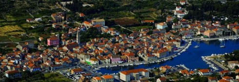 Stari Grad er en liten havneby, som ligger i den ene enden av sletten, som begynner til venstre på bildet. Foto: www.stari-grad.hr Hvar, Stari Grad, Unescos liste over Verdensarven, romertid, grekere, Pharos, Venezia, venetiansk, kirker, middelalder, arkitektur, gotikk, renessanse, oldtidskirker, Makarska-kysten, Kroatia