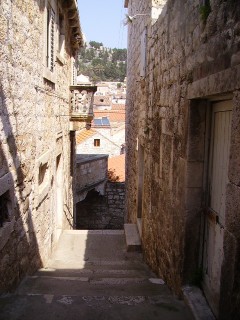 Fra et av Hvar gamlebys mange smale trappesmug i skråningen opp mot festningen. Foto: © Hvar Tourist Board Hvar, Stari Grad, Unescos liste over Verdensarven, romertid, grekere, Pharos, Venezia, venetiansk, kirker, middelalder, arkitektur, gotikk, renessanse, oldtidskirker, Makarska-kysten, Kroatia