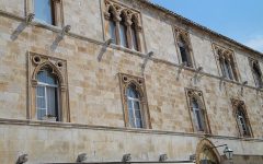 Fasaden til et av de flottere husene langs St. Stephans plass med vinduer i venetiansk gotisk stil. Foto: © www.visit-hvar.com Hvar, Stari Grad, Unescos liste over Verdensarven, romertid, grekere, Pharos, Venezia, venetiansk, kirker, middelalder, arkitektur, gotikk, renessanse, oldtidskirker, Makarska-kysten, Kroatia