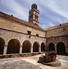Fransiskaner-klosteret har en flott klostergang i renessansestil. Foto: © Hvar Tourist Board Hvar, Stari Grad, Unescos liste over Verdensarven, romertid, grekere, Pharos, Venezia, venetiansk, kirker, middelalder, arkitektur, gotikk, renessanse, oldtidskirker, Makarska-kysten, Kroatia