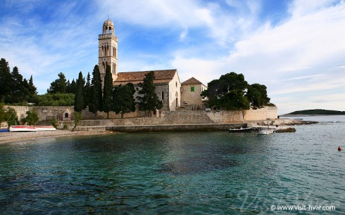 Fransiskaner-klosteret ligger fritt og fint noen hundre meter utenfor bykjernen. Foto: © www.visit-hvar.com Hvar, Stari Grad, Unescos liste over Verdensarven, romertid, grekere, Pharos, Venezia, venetiansk, kirker, middelalder, arkitektur, gotikk, renessanse, oldtidskirker, Makarska-kysten, Kroatia