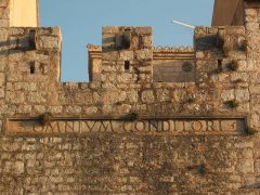 Petar Hektorovics ordspråk Omnium Conditori betyr "Til verdens skaper" og ikke "til nærmeste konditori". Foto: F.G. / Wikipedia CC-BY-SA 4.0 Hvar, Stari Grad, Unescos liste over Verdensarven, romertid, grekere, Pharos, Venezia, venetiansk, kirker, middelalder, arkitektur, gotikk, renessanse, oldtidskirker, Makarska-kysten, Kroatia